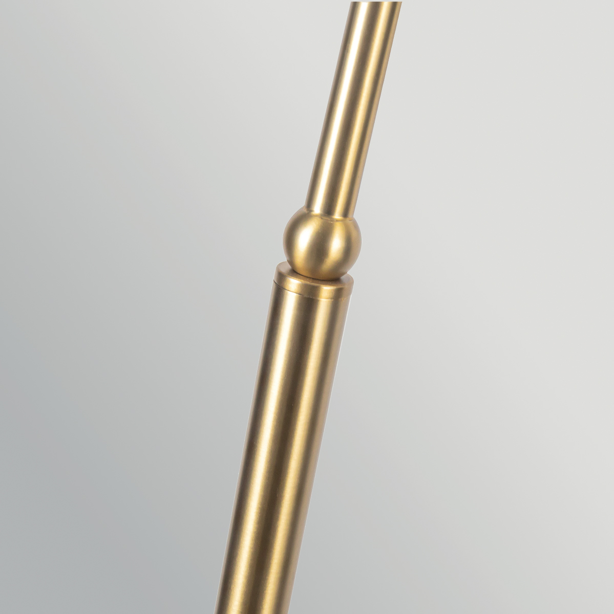 Crosby Geborsteld goud vloerlamp Van Elstead Lighting - Het metalen frame heeft een geborstelde goudkleurige afwerking en een zacht gebogen arm die de lamp een karakteristieke uitstraling geeft.