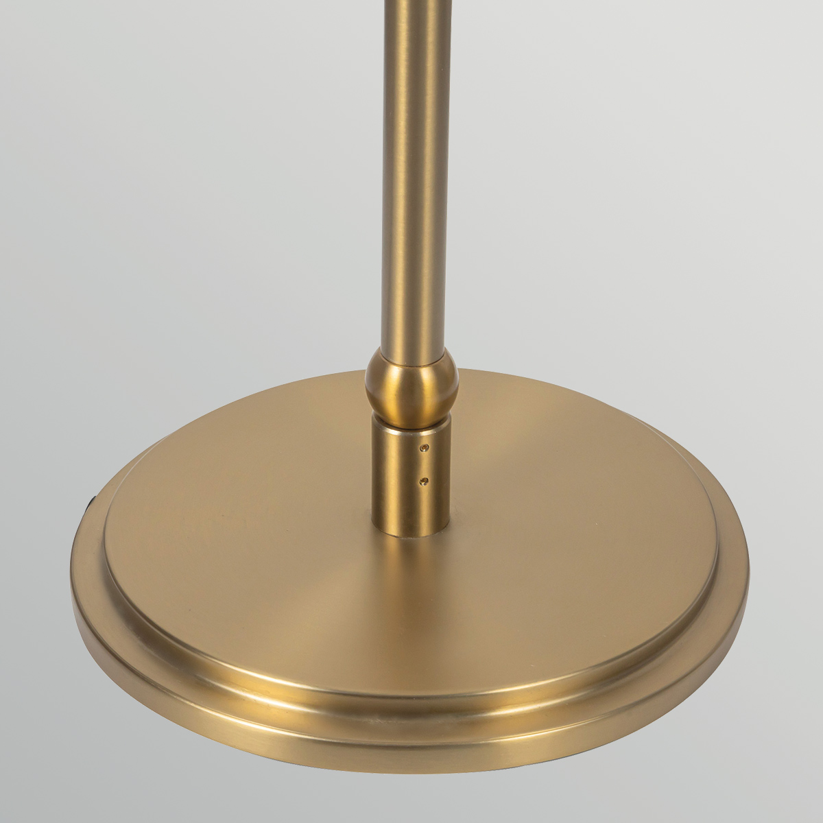 Crosby Geborsteld goud vloerlamp Van Elstead Lighting - Het metalen frame heeft een geborstelde goudkleurige afwerking en een zacht gebogen arm die de lamp een karakteristieke uitstraling geeft.