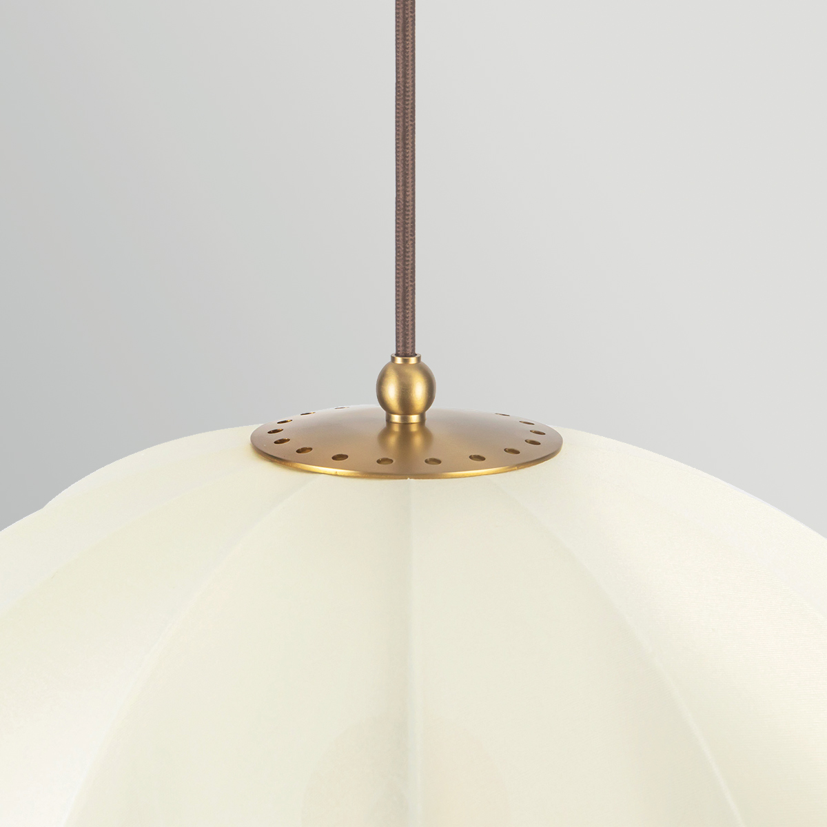 Crosby Ø45 Geborsteld goud hanglamp Van Elstead Lighting - De lamp is gemaakt van metaal met een geborstelde goudkleurige afwerking en is gecombineerd met een gebogen kap van dunne, lichte stof die het licht mooi doorlaat.