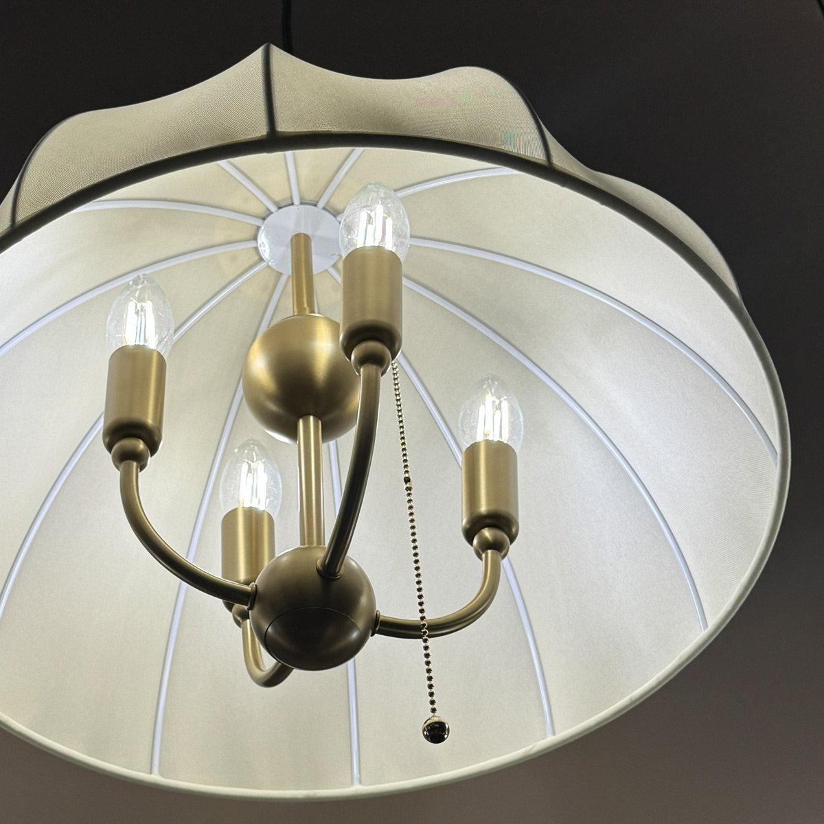 Crosby Ø45 Geborsteld goud hanglamp Van Elstead Lighting - De lamp is gemaakt van metaal met een geborstelde goudkleurige afwerking en is gecombineerd met een gebogen kap van dunne, lichte stof die het licht mooi doorlaat.