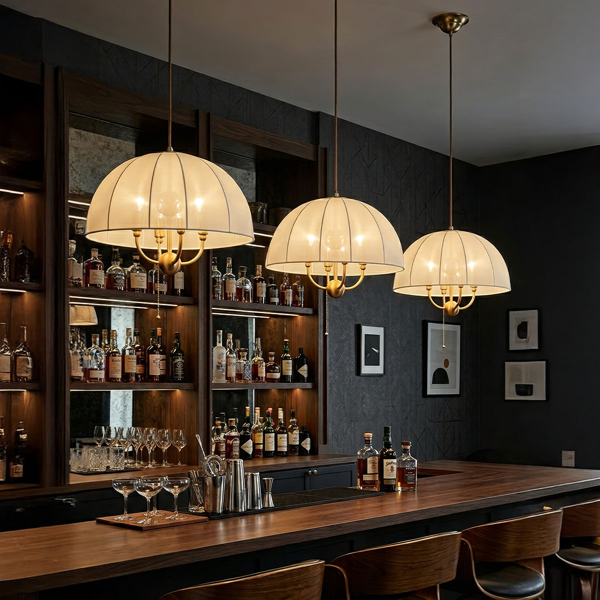 Crosby Ø45 Geborsteld goud hanglamp Van Elstead Lighting - De lamp is gemaakt van metaal met een geborstelde goudkleurige afwerking en is gecombineerd met een gebogen kap van dunne, lichte stof die het licht mooi doorlaat.
