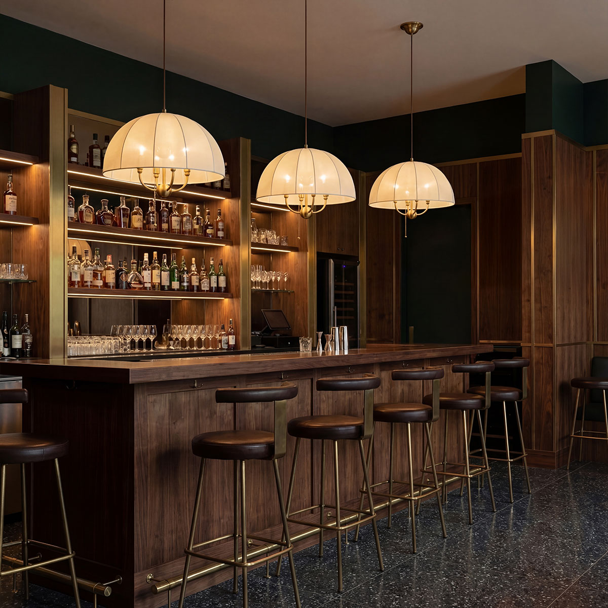 Crosby Ø45 Geborsteld goud hanglamp Van Elstead Lighting - De lamp is gemaakt van metaal met een geborstelde goudkleurige afwerking en is gecombineerd met een gebogen kap van dunne, lichte stof die het licht mooi doorlaat.