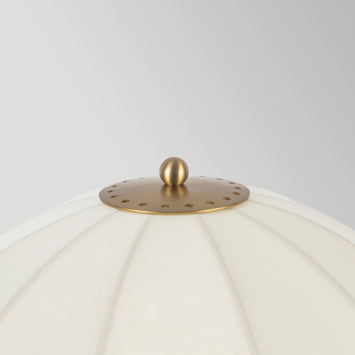 Crosby 70cm Crème wit tafellamp Van Elstead Lighting - De stof laat het licht door en geeft de lamp een aangename gloed, terwijl de vorm van de lampenkap een decoratief element vormt.
