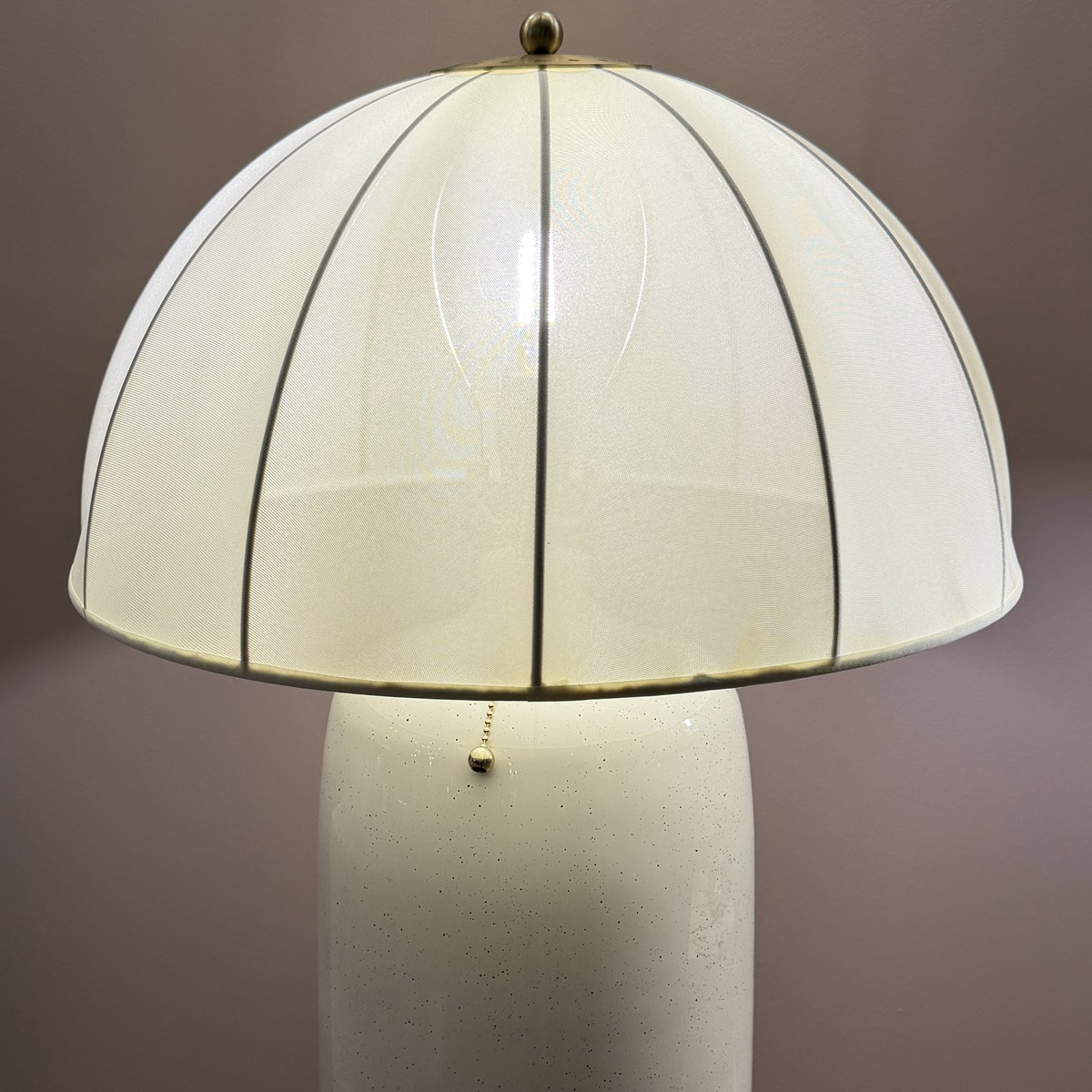 Crosby 70cm Crème wit tafellamp Van Elstead Lighting - De stof laat het licht door en geeft de lamp een aangename gloed, terwijl de vorm van de lampenkap een decoratief element vormt.