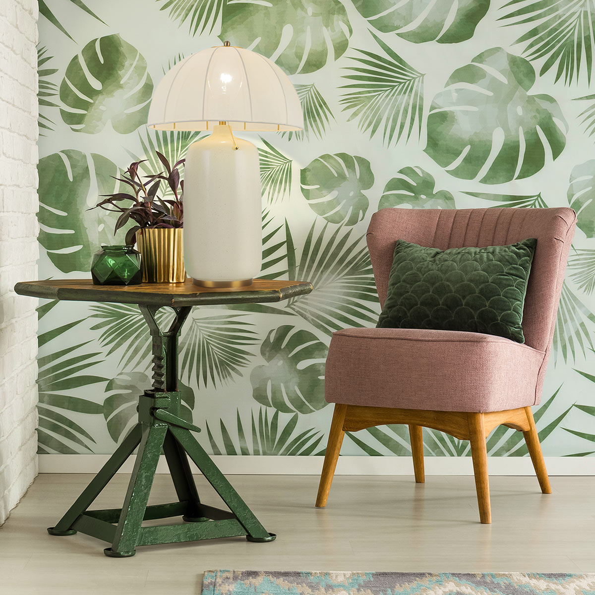 Crosby 70cm Crème wit tafellamp Van Elstead Lighting - De stof laat het licht door en geeft de lamp een aangename gloed, terwijl de vorm van de lampenkap een decoratief element vormt.