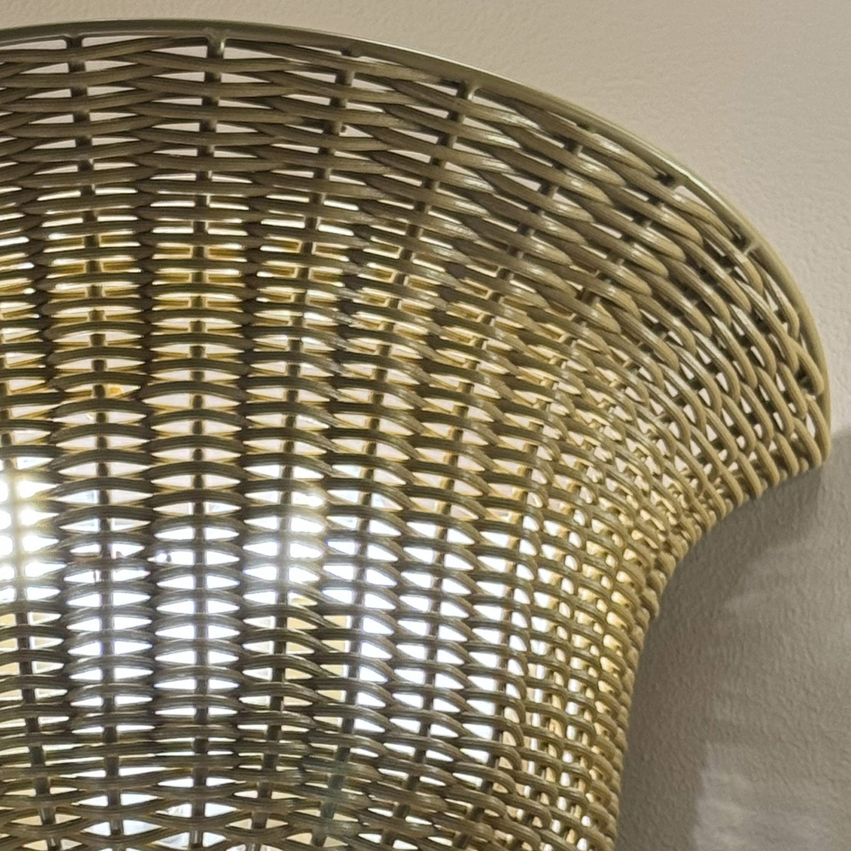 Kai 25cm Natuur wandlamp Van Elstead Lighting - Het naturelkleurige riet geeft de lamp een warme en gezellige uitstraling, terwijl de details in geborsteld goud een mooi contrast vormen.
