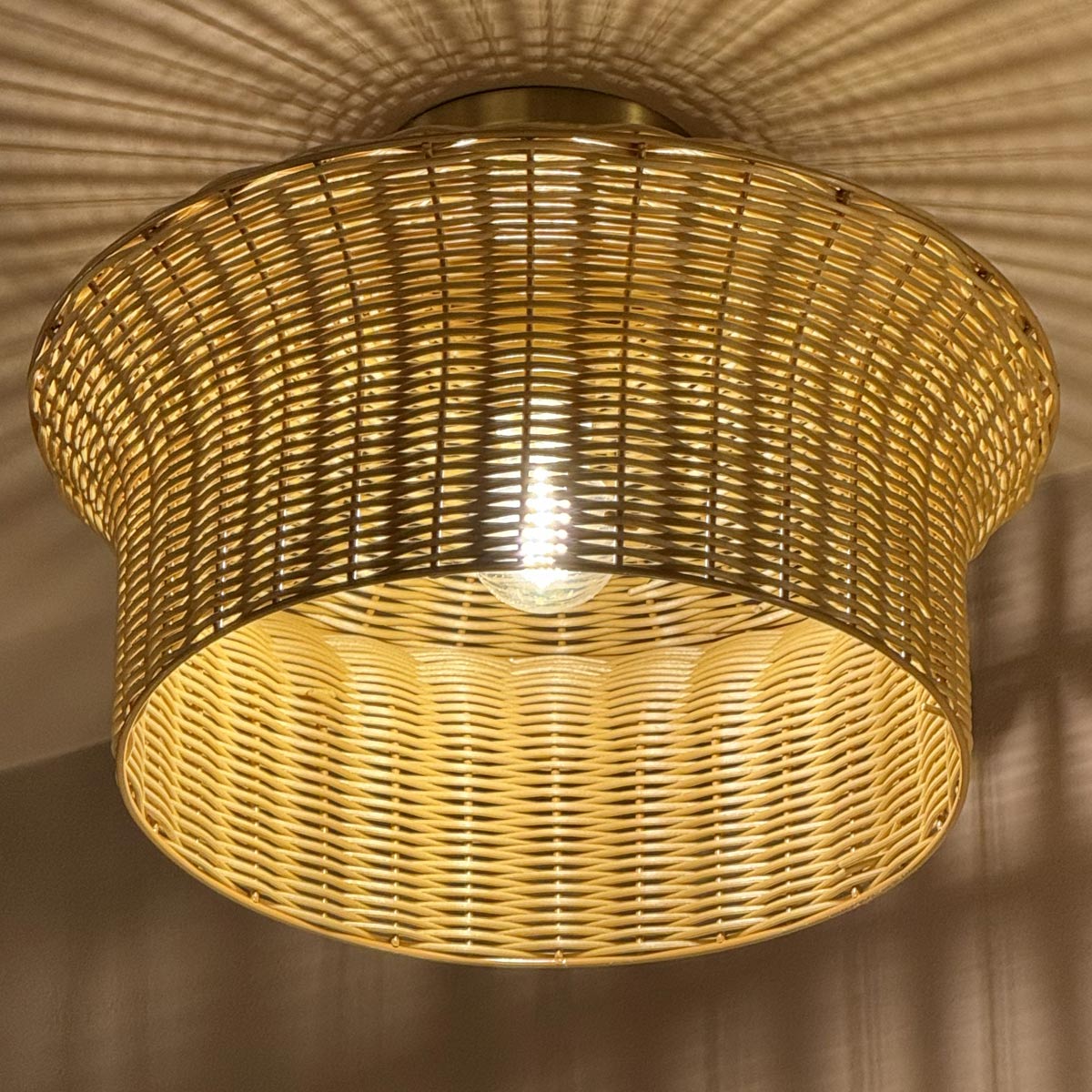 Kai Ø40 Natuur plafondlamp Van Elstead Lighting - Het naturelkleurige rotan geeft de lamp een warme en gezellige uitstraling, terwijl de details in geborsteld goud een mooi contrast cre&euml;ren.