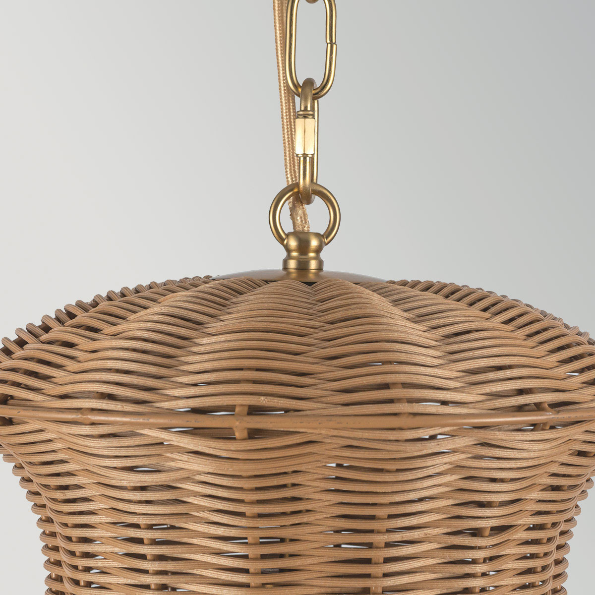 Kai Ø28 Natuur hanglamp Van Elstead Lighting - Het naturelkleurige rotan geeft de lamp een warme en gezellige uitstraling, terwijl de details in geborsteld goud een mooi contrast cre&euml;ren.