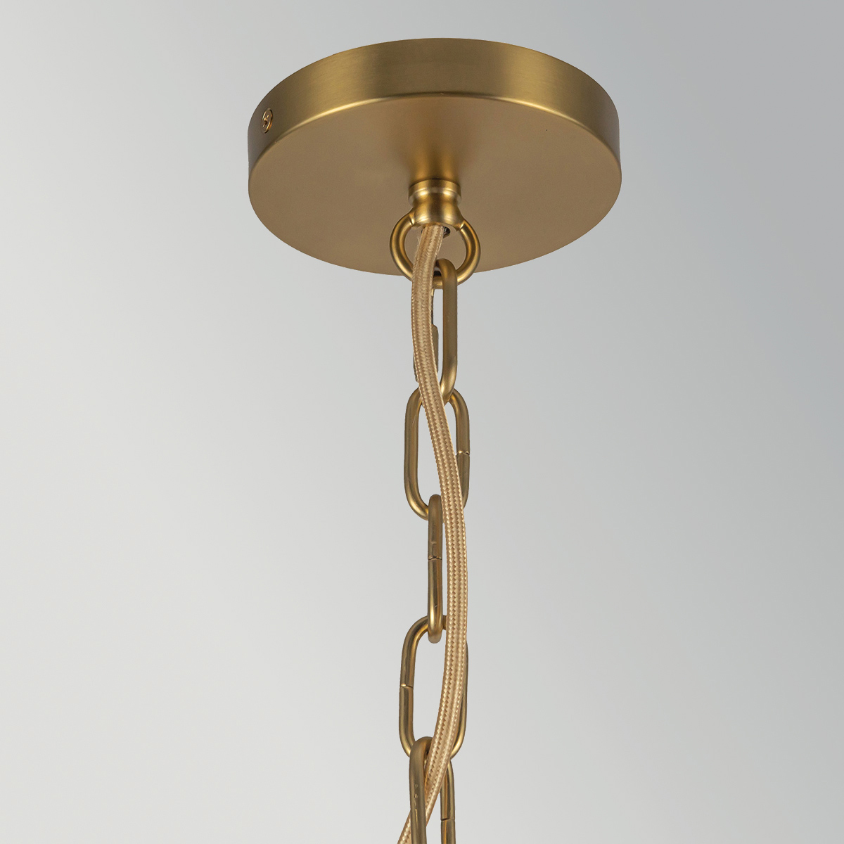 Kai Ø28 Natuur hanglamp Van Elstead Lighting - Het naturelkleurige rotan geeft de lamp een warme en gezellige uitstraling, terwijl de details in geborsteld goud een mooi contrast cre&euml;ren.
