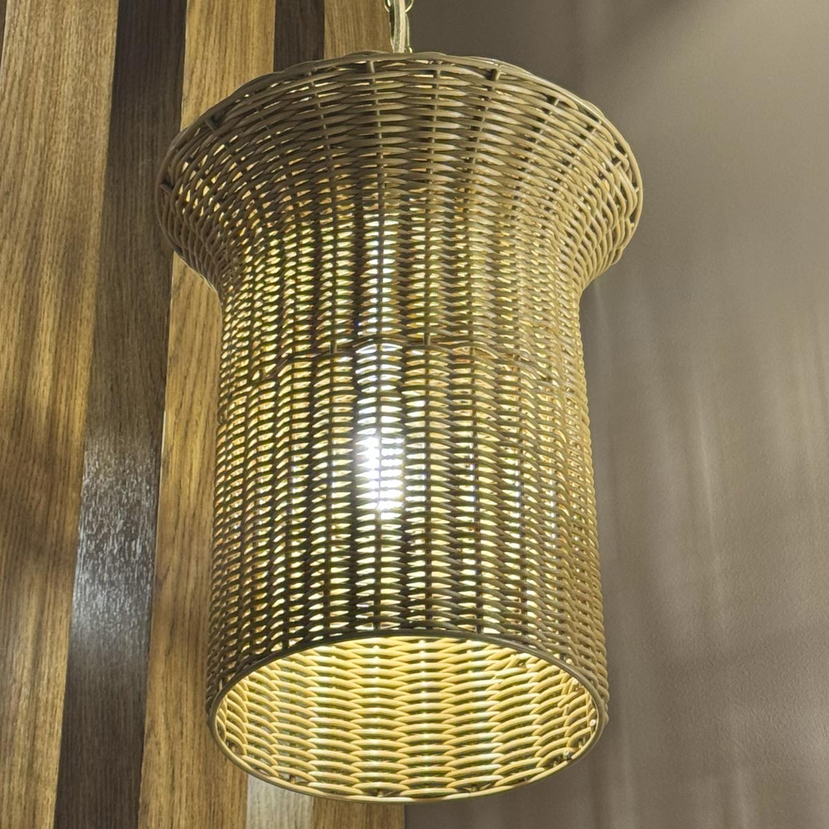 Kai Ø28 Natuur hanglamp Van Elstead Lighting - Het naturelkleurige rotan geeft de lamp een warme en gezellige uitstraling, terwijl de details in geborsteld goud een mooi contrast cre&euml;ren.