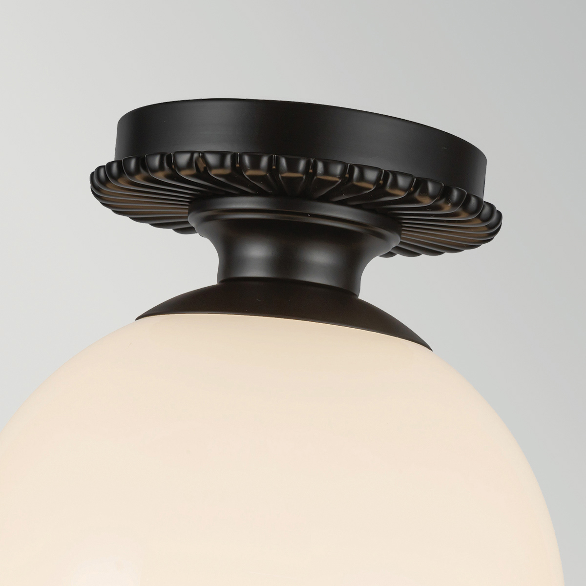 Otis Ø20 Zwart badkamerlamp Van Elstead Lighting - De ronde kap van glanzend opaalglas verbergt de lichtbron en verspreidt een zacht en aangenaam licht in de ruimte.