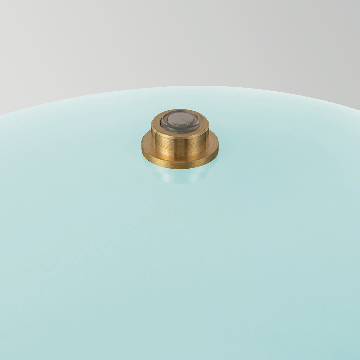 Poppy 35cm Lichtblauw tafellamp Van Elstead Lighting - De lamp heeft een ge&iuml;ntegreerde 11,5W LED met een lichtopbrengst van 761 lumen en een warmwitte kleurtemperatuur van 3000K.