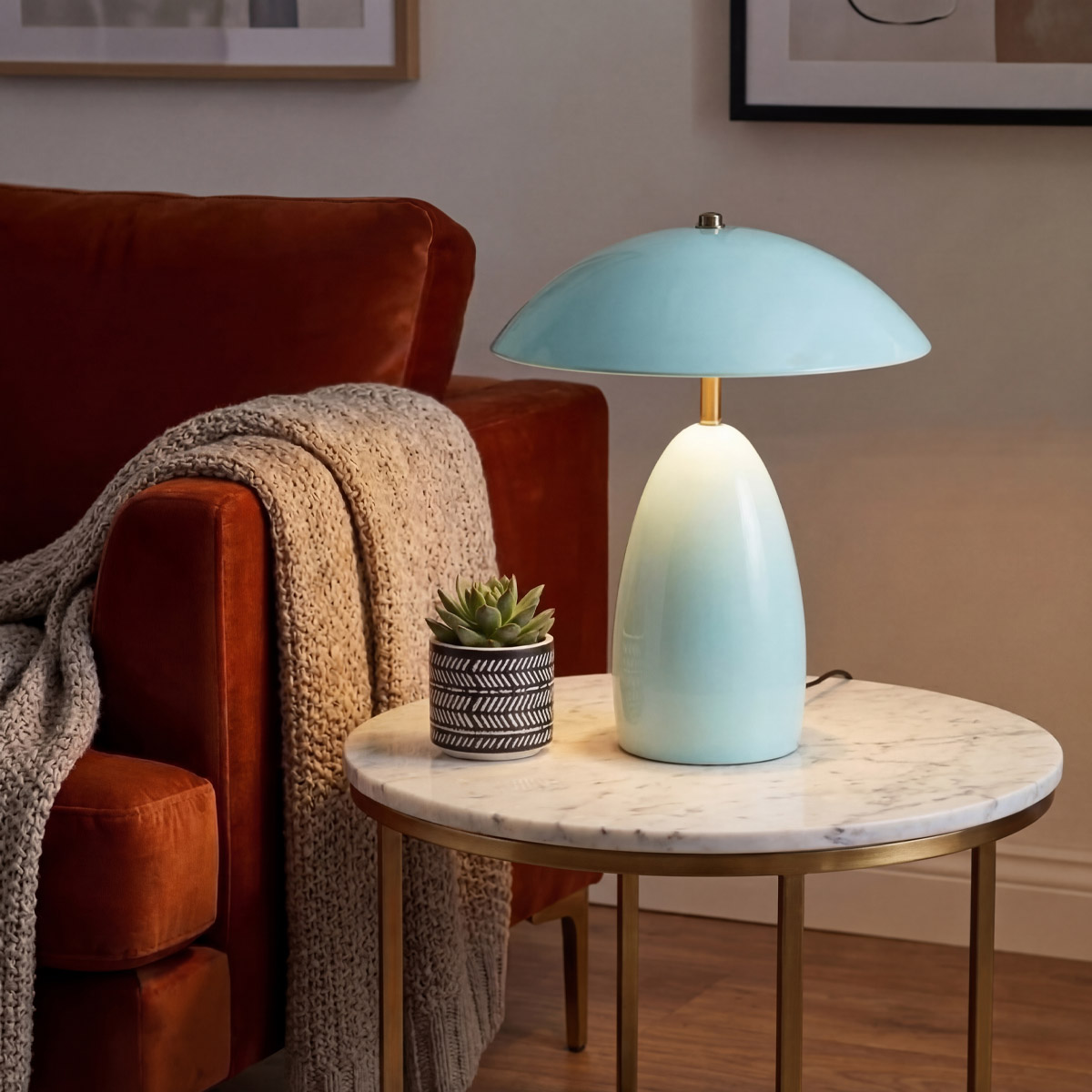 Poppy 35cm Lichtblauw tafellamp Van Elstead Lighting - De lamp heeft een ge&iuml;ntegreerde 11,5W LED met een lichtopbrengst van 761 lumen en een warmwitte kleurtemperatuur van 3000K.