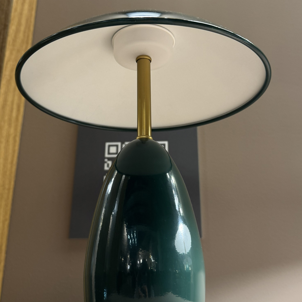 Poppy 35cm Groente tafellamp Van Elstead Lighting - Poppy is een decoratieve tafellamp met zachte vormen en een diepe, donkergroene kleur, gecombineerd met messing details.