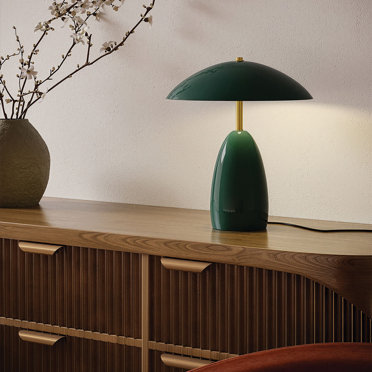 Poppy 35cm Groente tafellamp Van Elstead Lighting - Poppy is een decoratieve tafellamp met zachte vormen en een diepe, donkergroene kleur, gecombineerd met messing details.