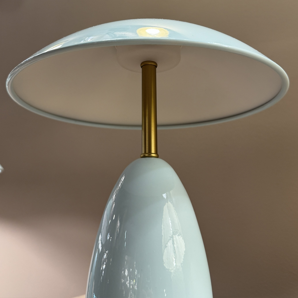 Poppy 27cm Lichtblauw Draagbare Van Elstead Lighting - Poppy heeft een ge&iuml;ntegreerde 3W LED met een lichtopbrengst van 112 lumen en is dimbaar in drie standen.