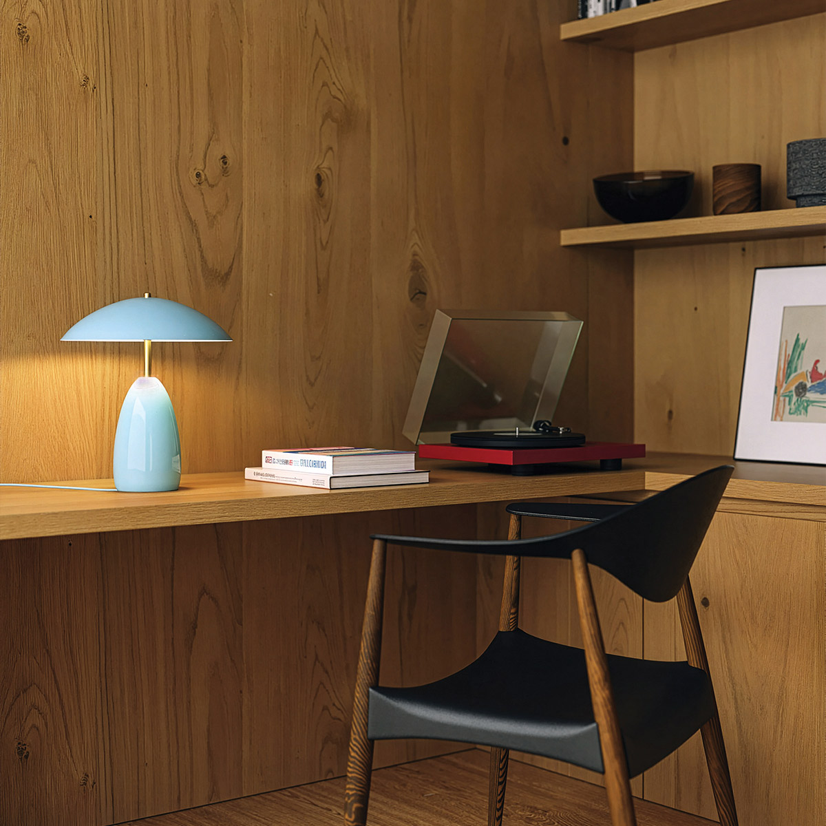 Poppy 27cm Lichtblauw Draagbare Van Elstead Lighting - Poppy heeft een ge&iuml;ntegreerde 3W LED met een lichtopbrengst van 112 lumen en is dimbaar in drie standen.