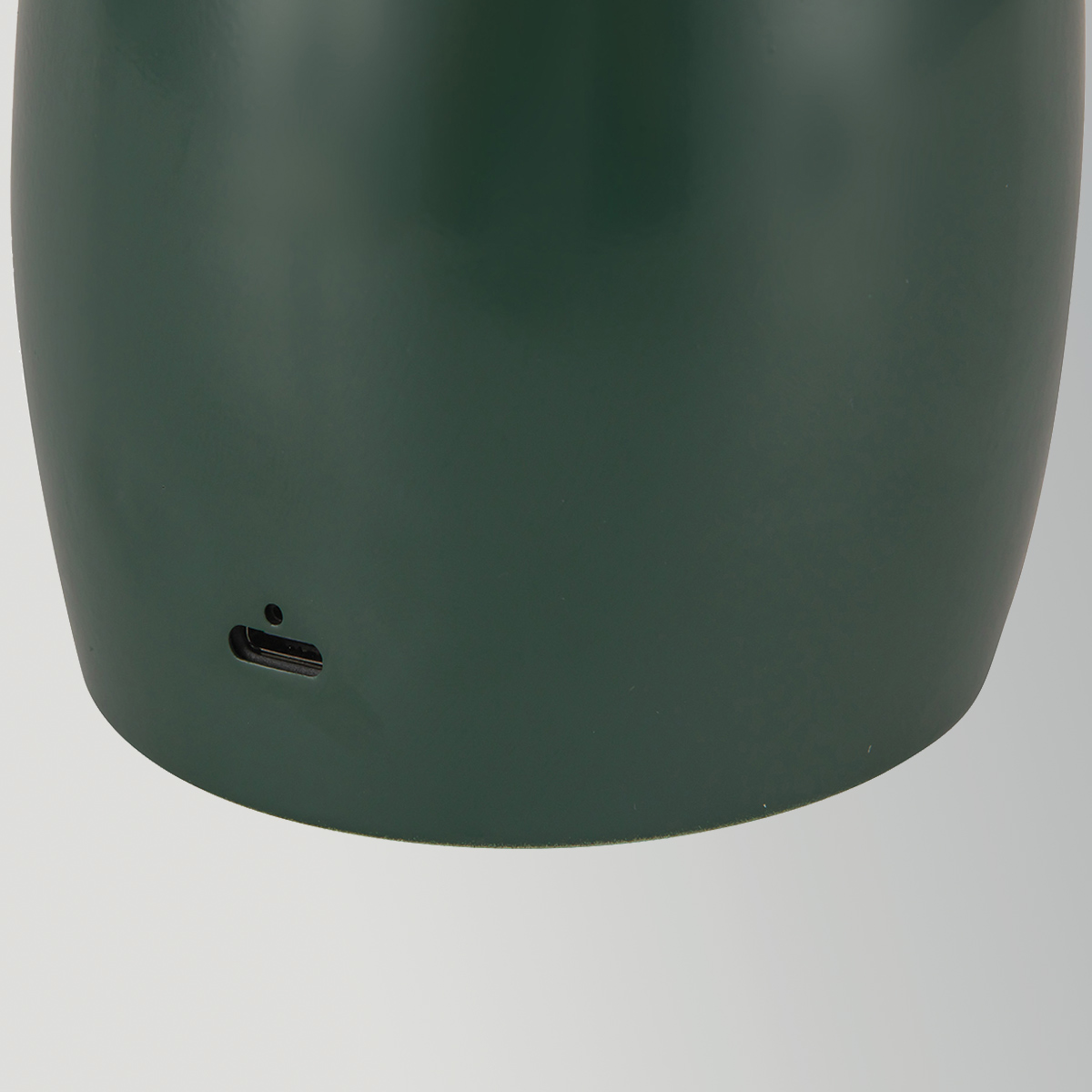 Poppy 27cm Groente Draagbare Van Elstead Lighting - Poppy heeft een ge&iuml;ntegreerde 3W LED met een lichtopbrengst van 112 lumen en is dimbaar in drie standen.