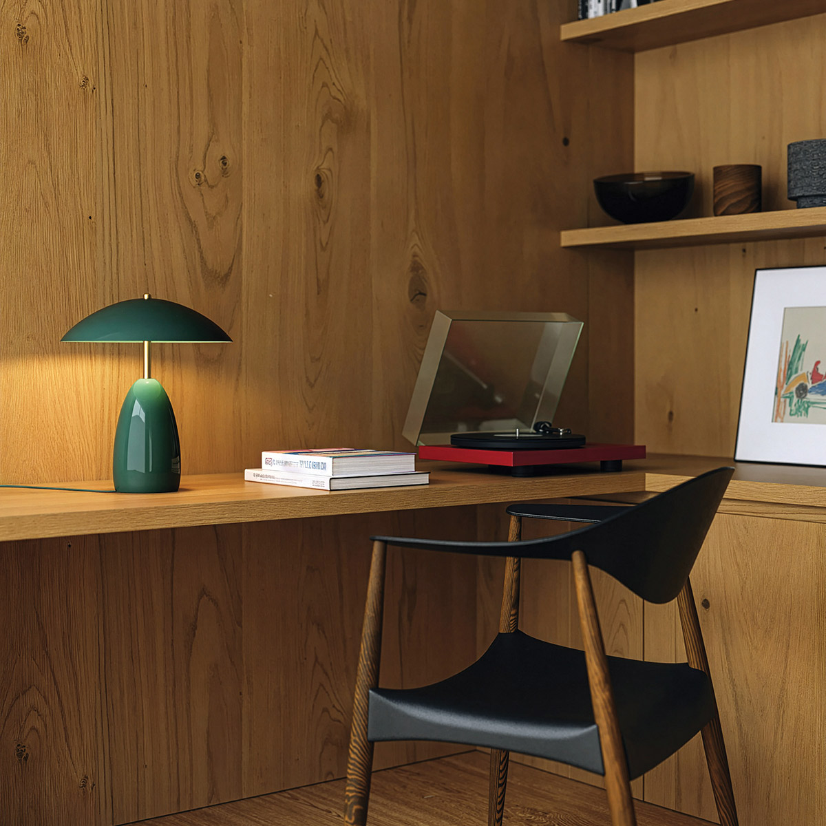Poppy 27cm Groente Draagbare Van Elstead Lighting - Poppy heeft een ge&iuml;ntegreerde 3W LED met een lichtopbrengst van 112 lumen en is dimbaar in drie standen.