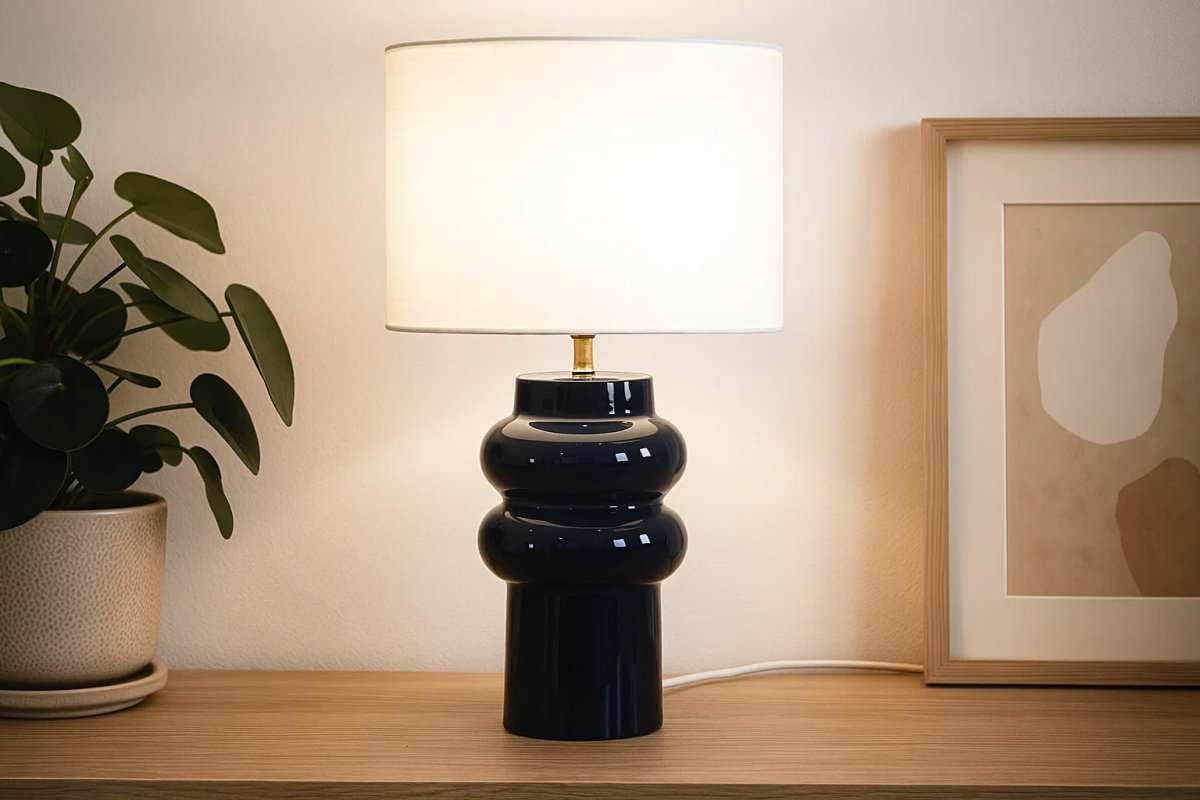 Anelli 56cm Blauw tafellamp Van Nordic Lighting - Wordt geleverd met een wit kunststof snoer van 1,8 m en een aan/uit-schakelaar met stekker.