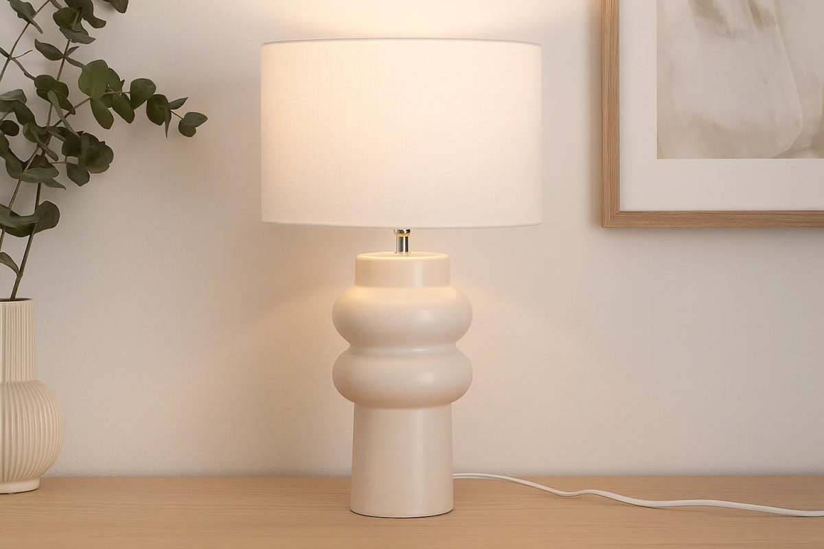 Anelli 56cm Wit tafellamp Van Nordic Lighting - De Anelli&nbsp;tafellamp combineert een stijlvolle keramische voet met een elegante linnen kap.