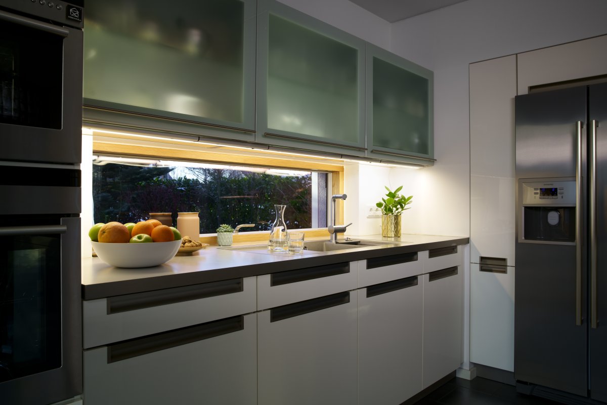 Flat Sensor 12W 3000K 53cm Zilver Van Ledvance - De lamp wordt vastgeschroefd en vervolgens aangesloten met de meegeleverde kabel en stekker.