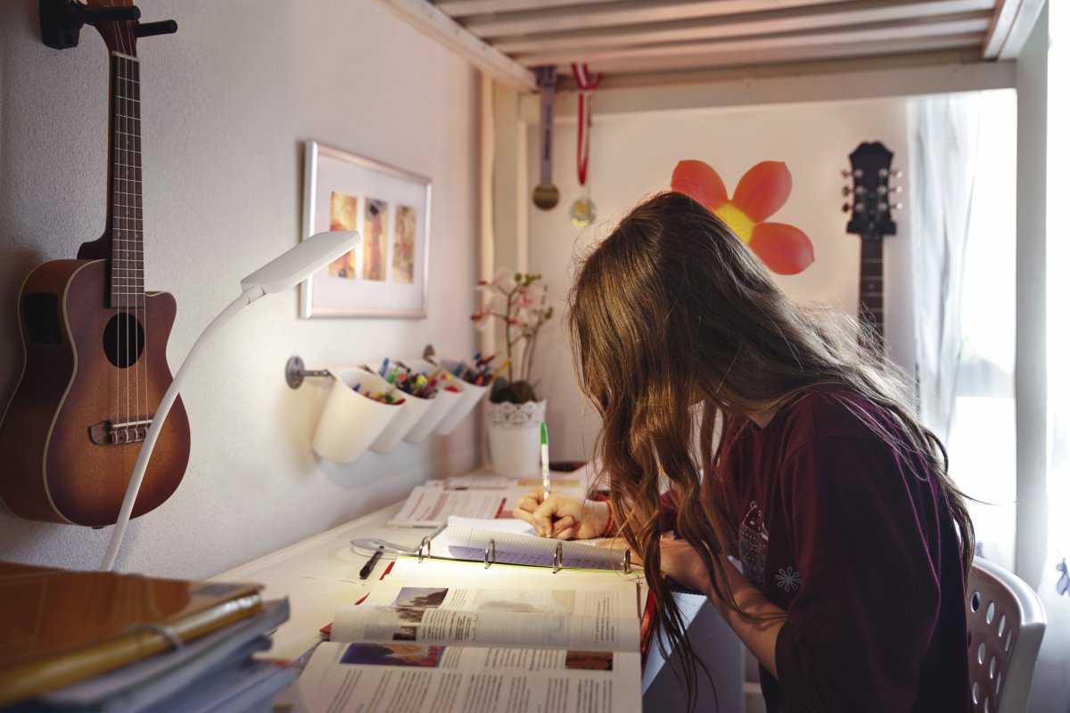 Panan Clip Wit klemlamp Van Ledvance - Ut&ouml;ver det &auml;r lampan dimbar med touchsensorn p&aring; kl&auml;mman vilket g&ouml;r Panan m&aring;ngsidig.