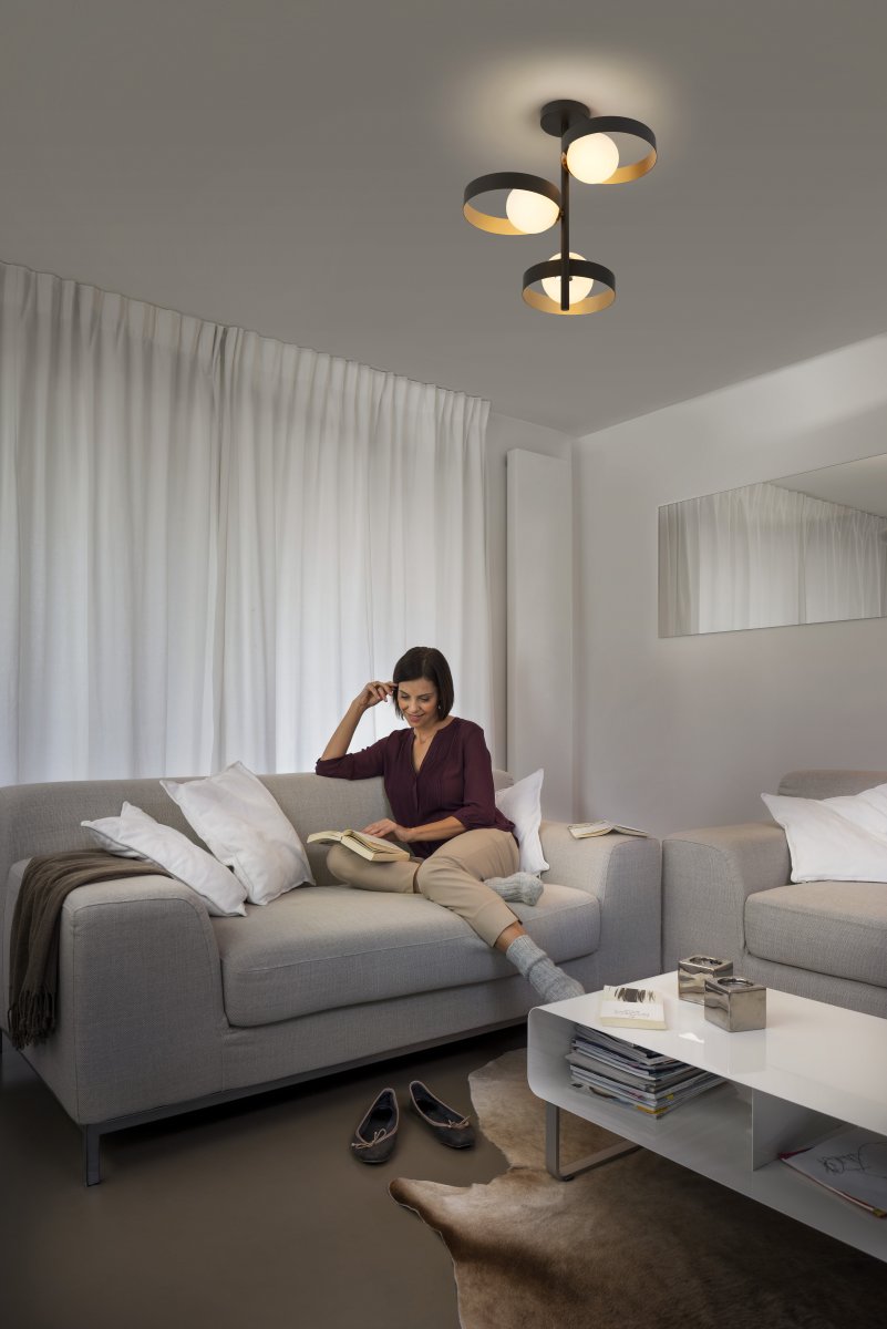 Memphis Ø32 Zwart plafondlamp Van Osram - De drie bolvormige opaalglazen koepels zorgen voor een mooie lichtspreiding in de ruimte.