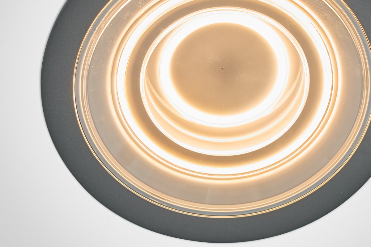 Decor Filament Echo 7W Aluminium Van Ledvance - In de eerste positie licht de kleinere cirkel in het midden op, in de tweede positie licht de buitenste cirkel op en in de derde positie lichten ze allebei tegelijkertijd op.