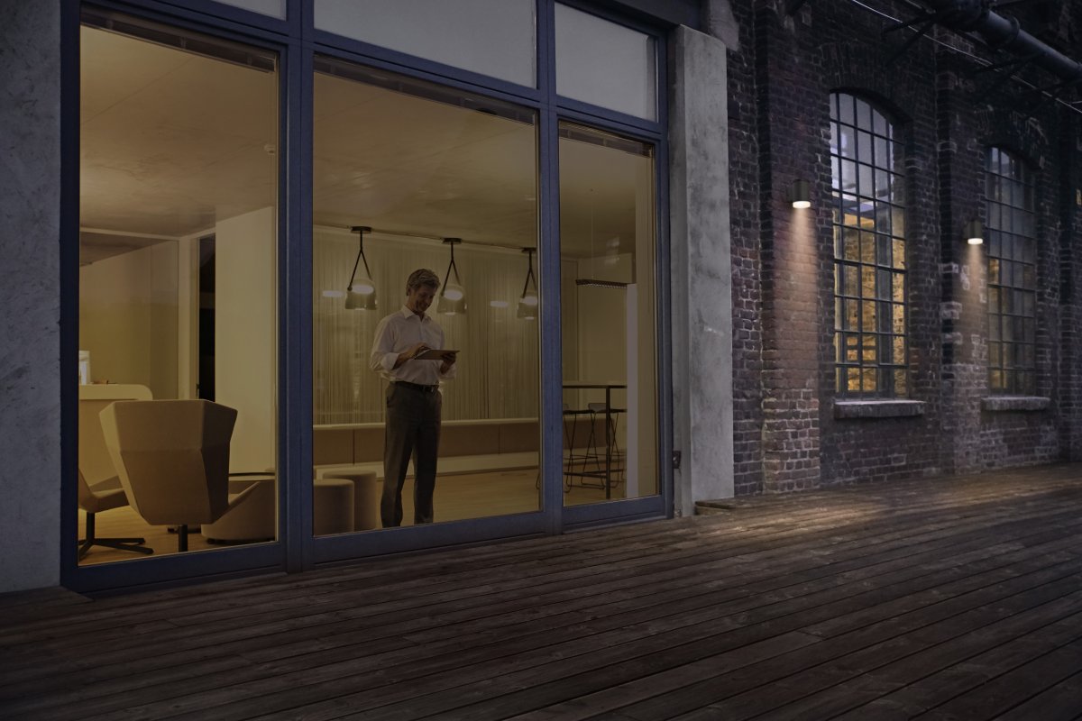 Oxford Donkergrijs solarlamp Van Ledvance - Gemaakt van roestvrij staal en met een IP44-classificatie is het zowel weerbestendig als robuust.