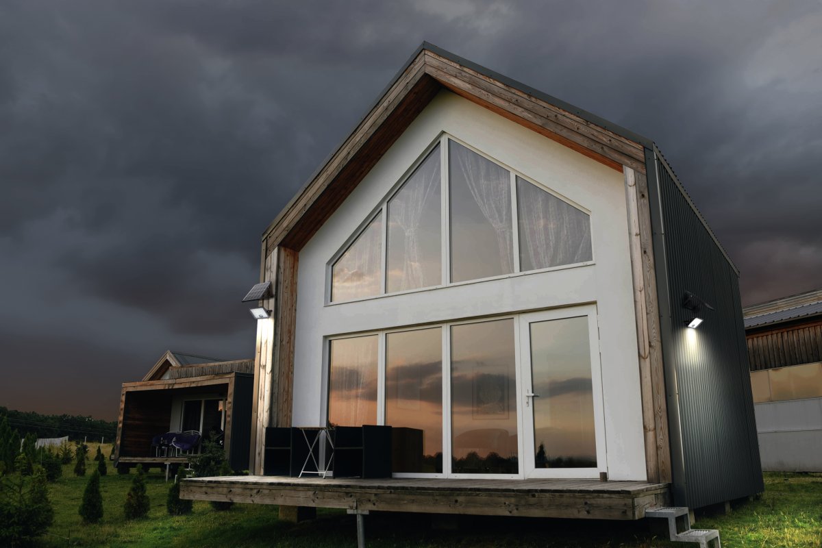 Flood Sensor 30W Zwart solarlamp Van Ledvance - De ingebouwde PIR-bewegingssensor en daglichtsensor zorgen ervoor dat de lamp automatisch aangaat als er beweging is in het donker.