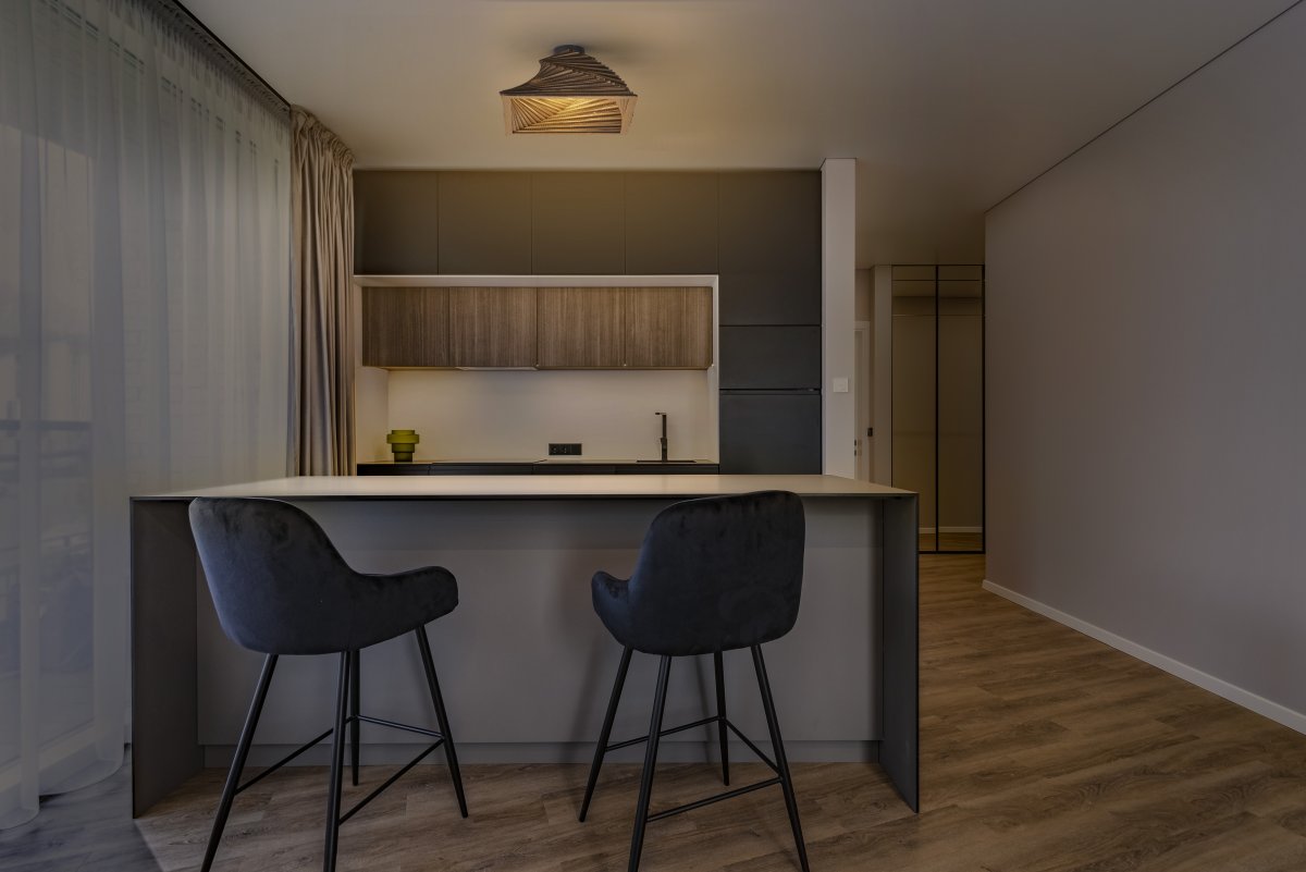 Cardboard Turn 40cm Bruin plafondlamp Van Ledvance - De lampenkap, die uit meerdere lagen karton bestaat, creëert een prachtig lichtspel in de kamer wanneer deze brandt en draagt bij aan een warme en natuurlijke sfeer.