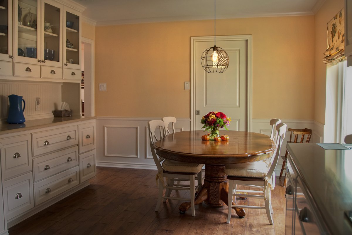 Cage Globe Ø30 Zwart hanglamp Van Ledvance - De zwarte metalen kap in combinatie met de rotan details geeft de kamer een gezellige sfeer.