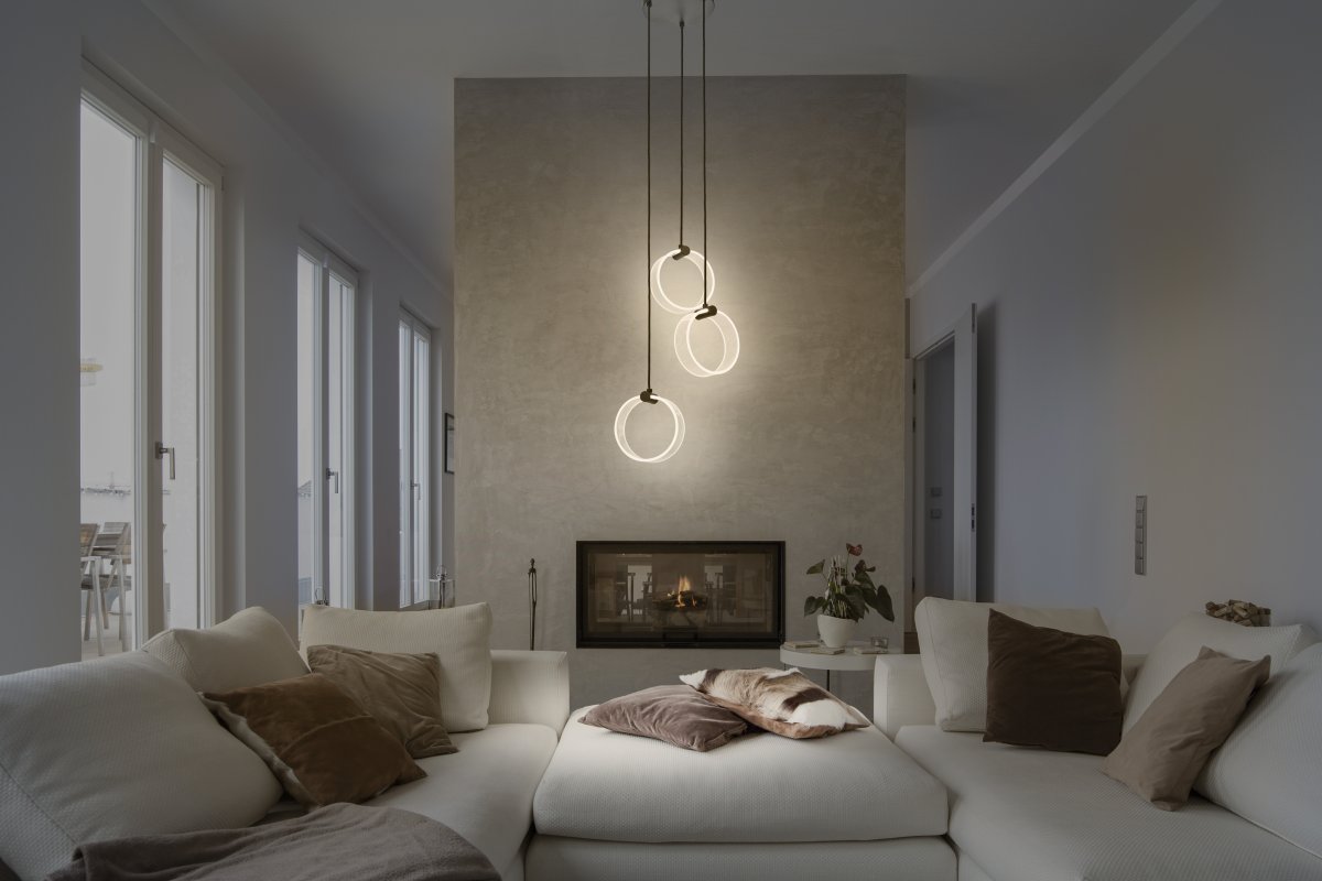 Circle PL Ø30 Zwart hanglamp Van Osram - In de eerste fase schijnt de lamp in een warm wit licht van 3000K, in de tweede fase schijnt hij in een koud wit licht van 4200K en in de derde fase schijnt hij in 6500K (daglicht).
