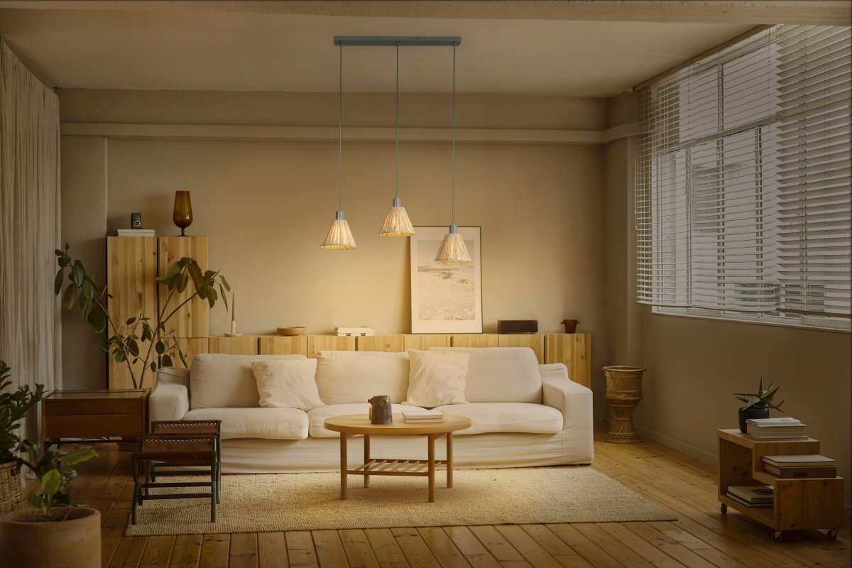 Raffia 85cm Natuur hanglamp Van Ledvance - De lampenkappen van raffiapalmen in combinatie met het groene metaal geven de kamer een warme en natuurlijke sfeer.