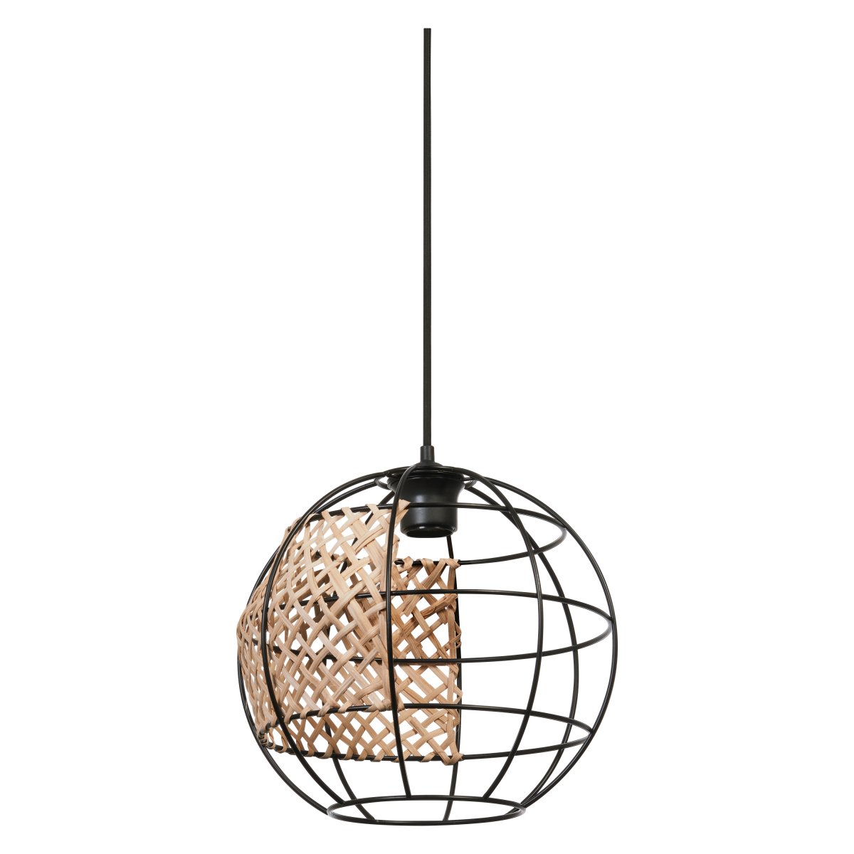 Cage Globe Ø30 Zwart hanglamp Van Ledvance - De zwarte metalen kap in combinatie met de rotan details geeft de kamer een gezellige sfeer.
