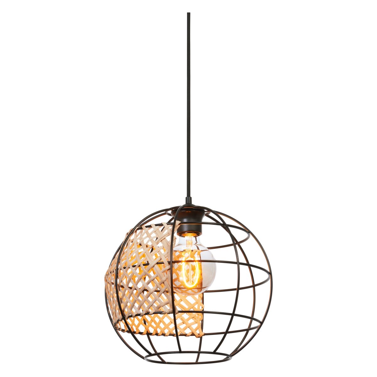 Cage Globe Ø30 Zwart hanglamp Van Ledvance - De zwarte metalen kap in combinatie met de rotan details geeft de kamer een gezellige sfeer.