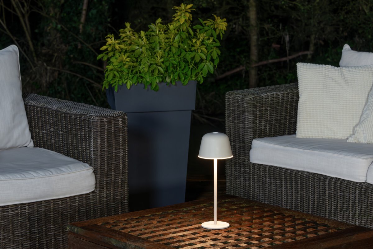 Table USB 30cm Beige Draagbare Van Ledvance - Table USB is een stijlvolle en praktische tafellamp met een aanraaksensor voor aan/uit.