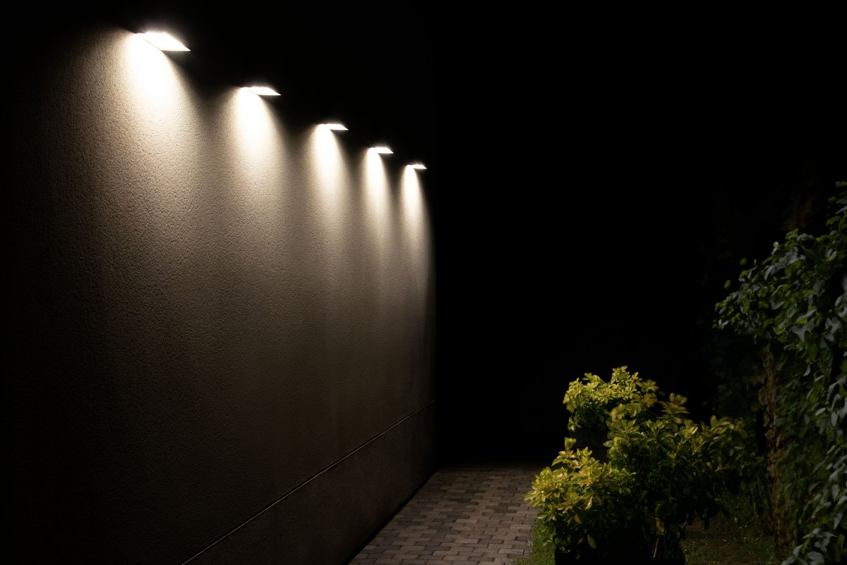Bricklume Sensor Wit solarlamp Van Ledvance - Dankzij de IP65-classificatie is het apparaat weerbestendig en dus ideaal voor entrees, garages en looppaden.