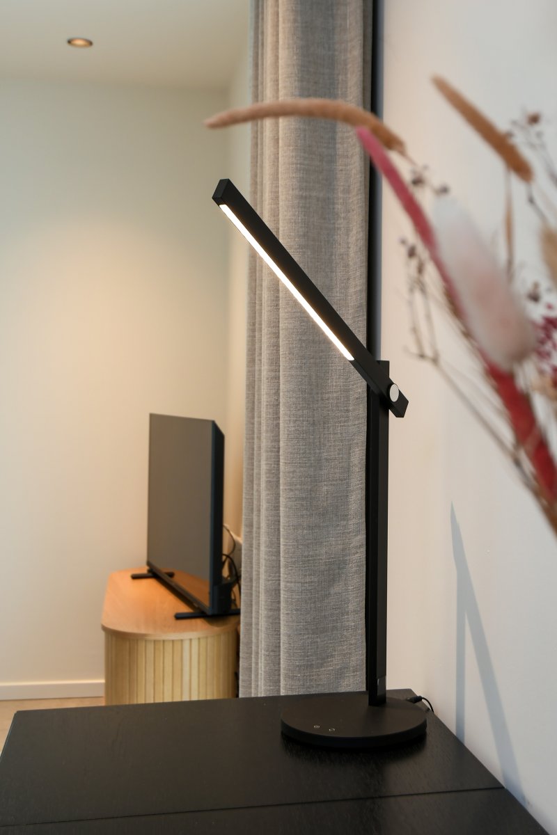 Panan 43cm Zwart bureaulamp Van Ledvance - B&aring;da ljusstyrkan och f&auml;rgtemperaturen g&aring;r att justera i tre steg med touchbrytaren p&aring; lampfoten.