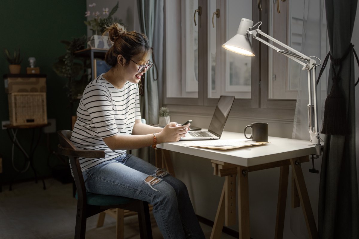 Office Retro Wit klemlamp Van Ledvance - Lampan ger ett varmvitt och starkt ljus p&aring; 900lm och 3000K, perfekt som arbets- och l&auml;slampa.