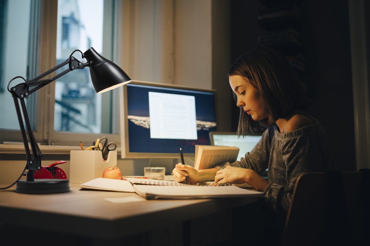 Office Pear 40cm Zwart bureaulamp Van Ledvance - Armen med tv&aring; leder g&aring;r att vinkla och justera i h&ouml;jd och sidled vilket g&ouml;r det till en flexibel lampa, ut&ouml;ver det har den en vridbar sk&auml;rm f&ouml;r individuell inst&auml;llning av ljuset.