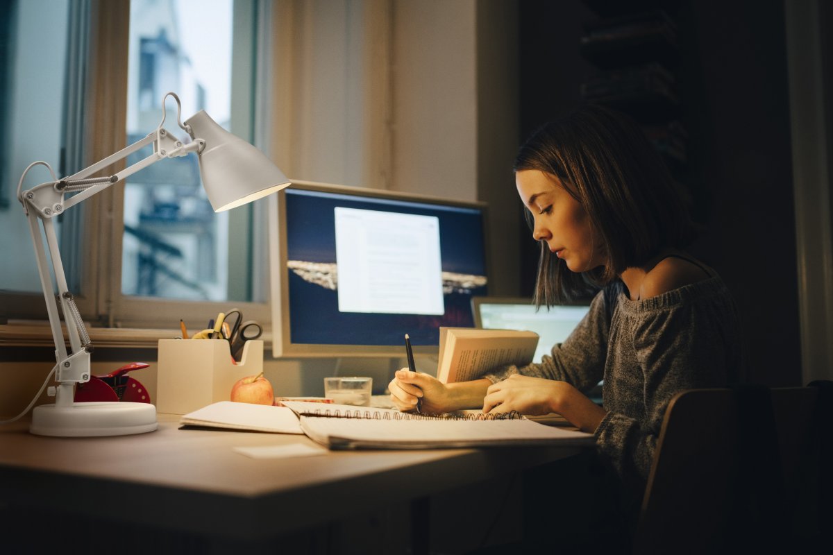 Office Pear 40cm Wit bureaulamp Van Ledvance - Armen med tv&aring; leder g&aring;r att vinkla och justera i h&ouml;jd och sidled vilket g&ouml;r det till en flexibel lampa, ut&ouml;ver det har den en vridbar sk&auml;rm f&ouml;r individuell inst&auml;llning av ljuset.