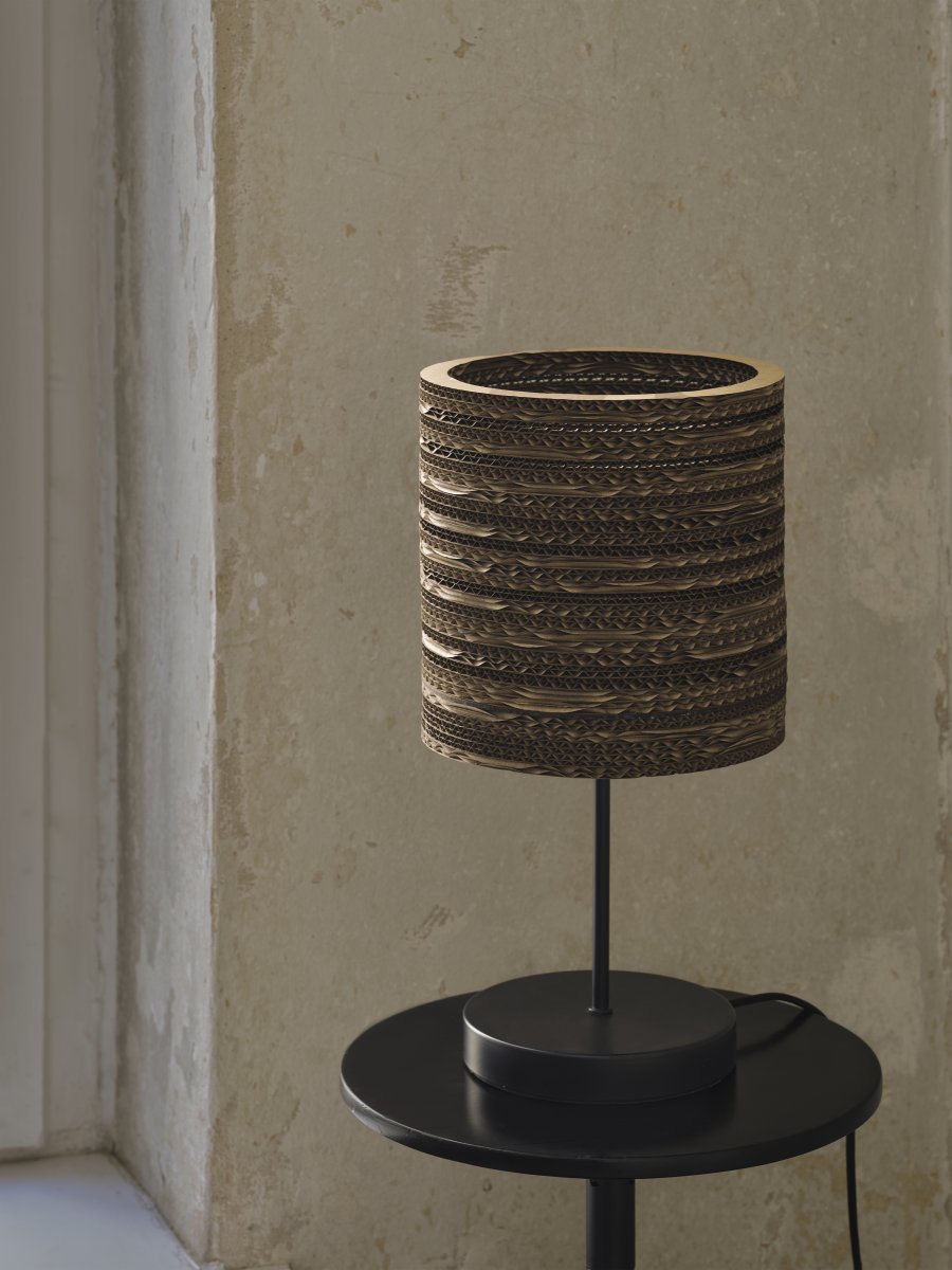 Cardboard Cylinder 38cm Bruin tafellamp Van Ledvance - De lampenkap, die uit meerdere lagen karton bestaat, cre&euml;ert een prachtig lichtspel in de kamer wanneer deze brandt en draagt bij aan een warme en natuurlijke sfeer.