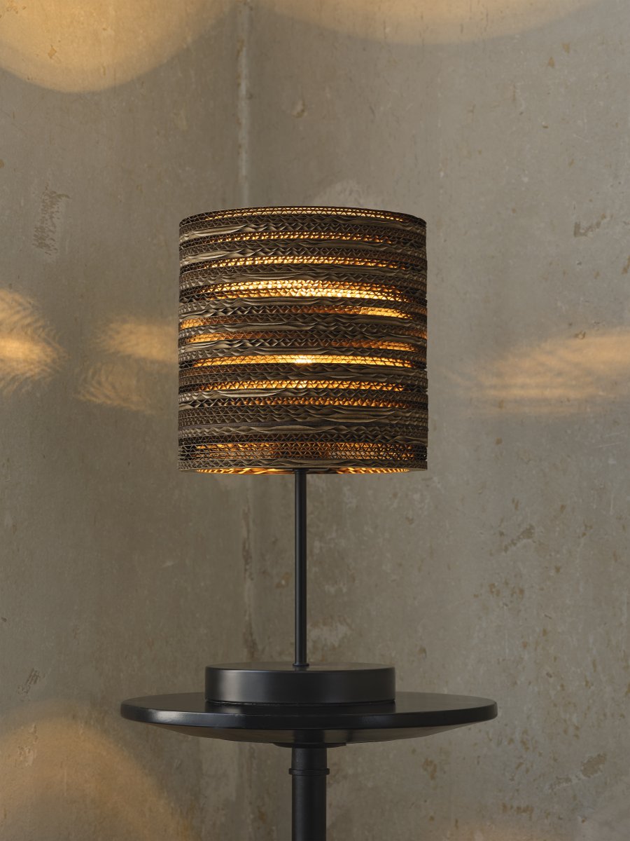 Cardboard Cylinder 38cm Bruin tafellamp Van Ledvance - De lampenkap, die uit meerdere lagen karton bestaat, cre&euml;ert een prachtig lichtspel in de kamer wanneer deze brandt en draagt bij aan een warme en natuurlijke sfeer.