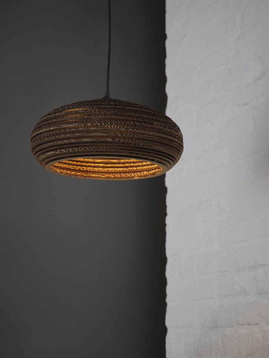 Cardboard drop Ø40 Bruin hanglamp Van Ledvance - De lampenkap, die uit meerdere lagen karton bestaat, creëert een prachtig lichtspel in de kamer wanneer deze brandt en draagt bij aan een warme en natuurlijke sfeer.