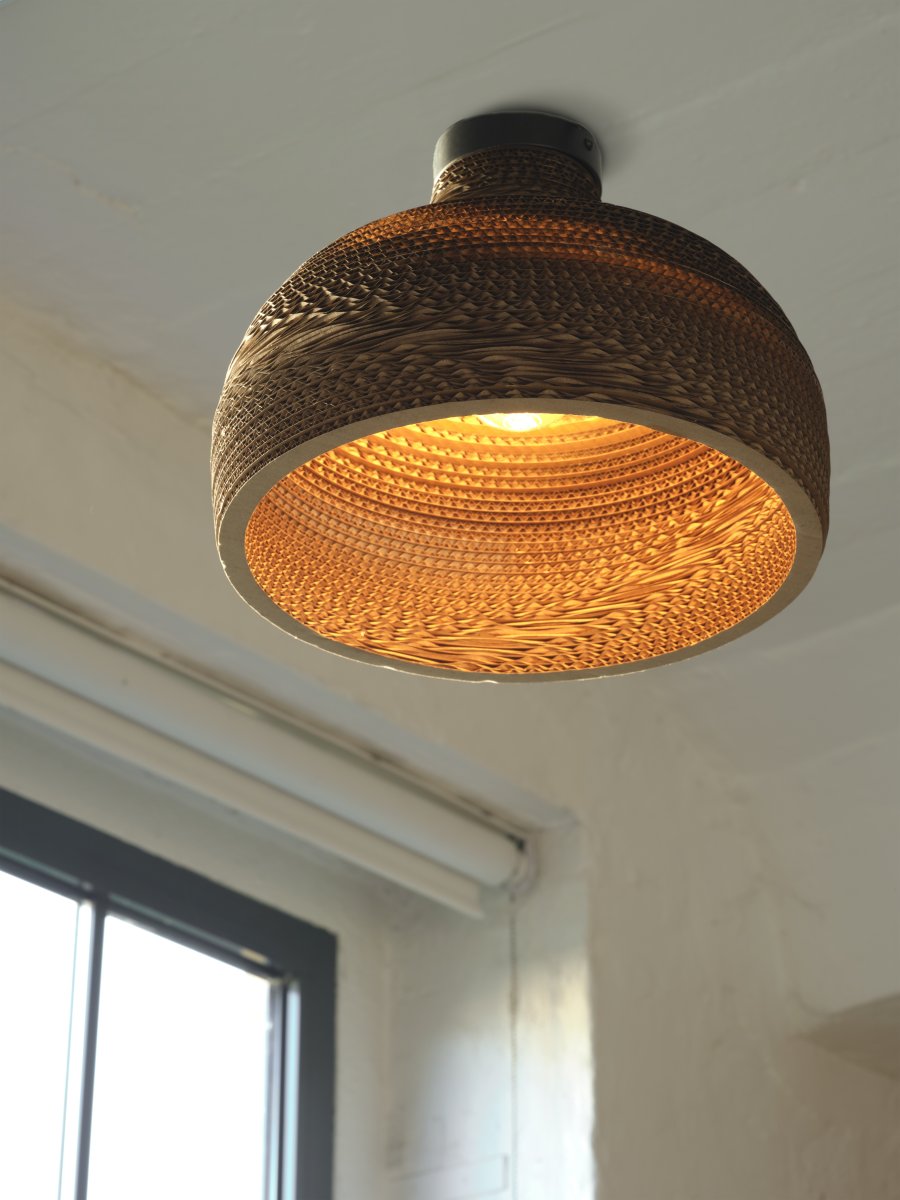 Cardboard Hat Ø36 Bruin plafondlamp Van Ledvance - De lampenkap, die uit meerdere lagen karton bestaat, creëert een prachtig lichtspel in de kamer wanneer deze brandt en draagt bij aan een warme en natuurlijke sfeer.