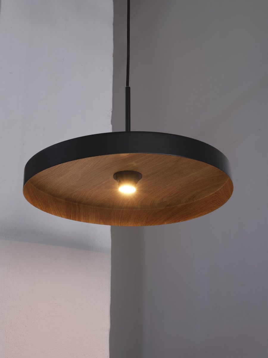 Plate Wood Ø40 Zwart hanglamp Van Osram - waardoor er een aangenaam en warm licht in de kamer verspreid wordt.