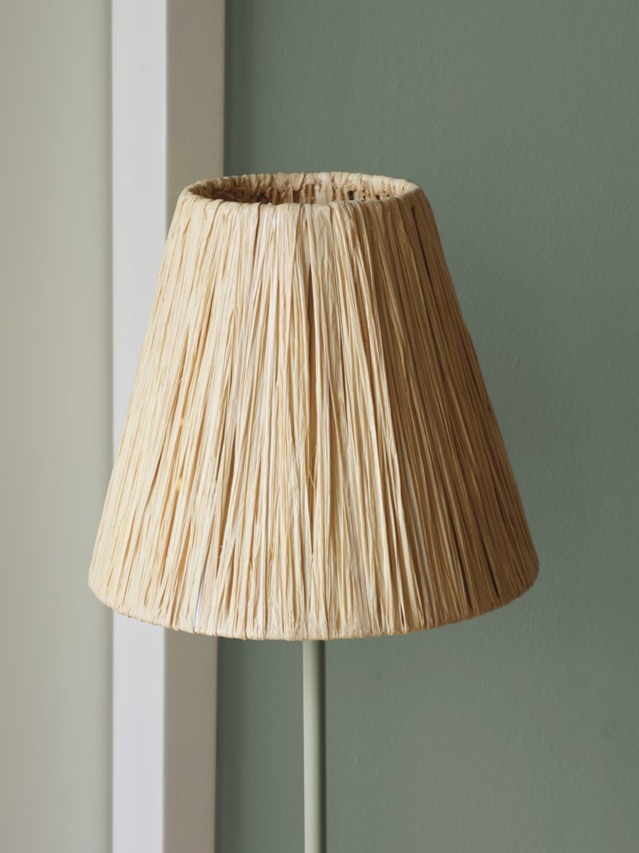 Raffia Natuur vloerlamp Van Ledvance - De lampenkap van raffiapalmen in combinatie met het groene metaal zorgt voor een warme en natuurlijke sfeer in de kamer.