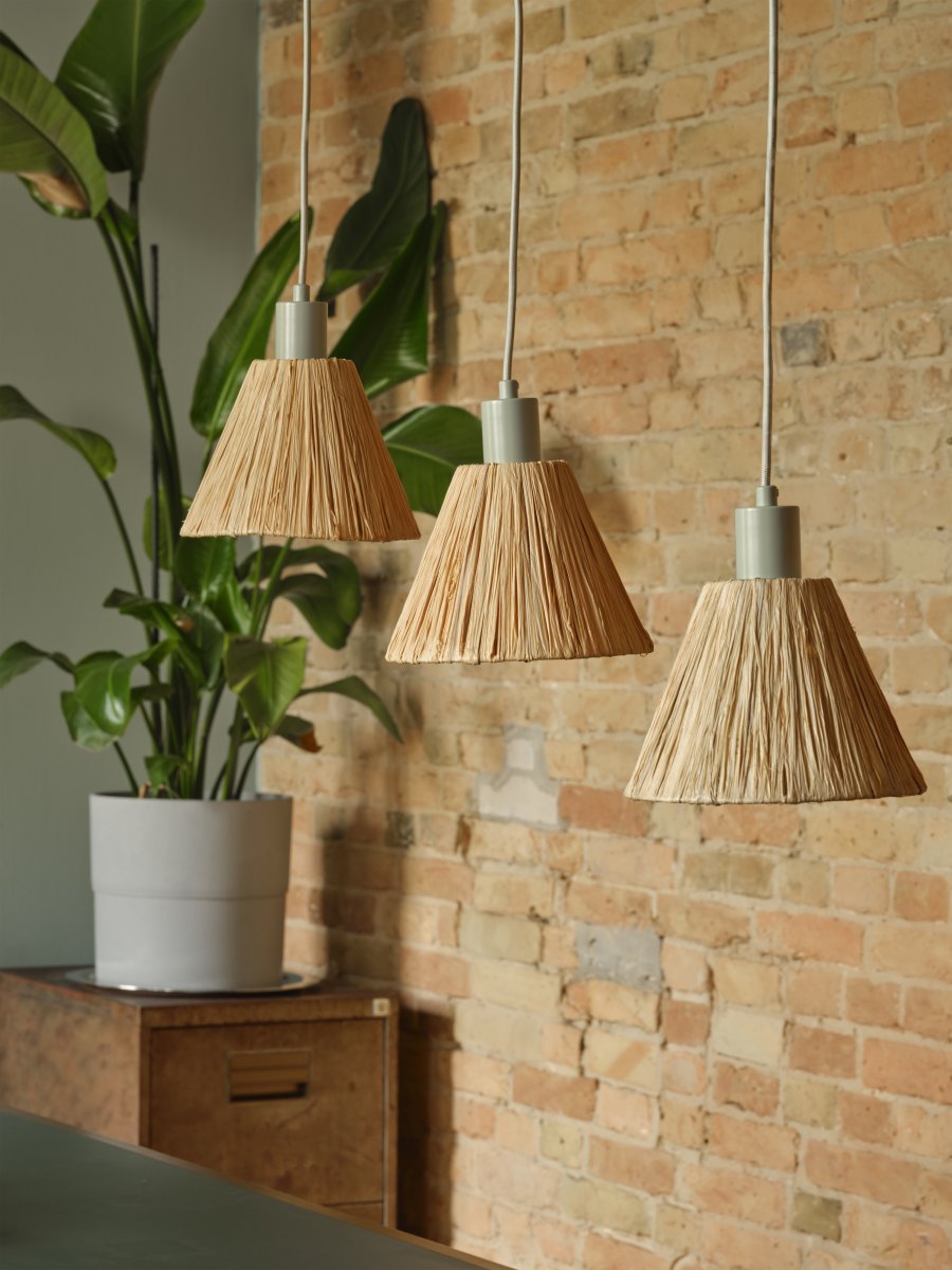 Raffia 85cm Natuur hanglamp Van Ledvance - De lampenkappen van raffiapalmen in combinatie met het groene metaal geven de kamer een warme en natuurlijke sfeer.